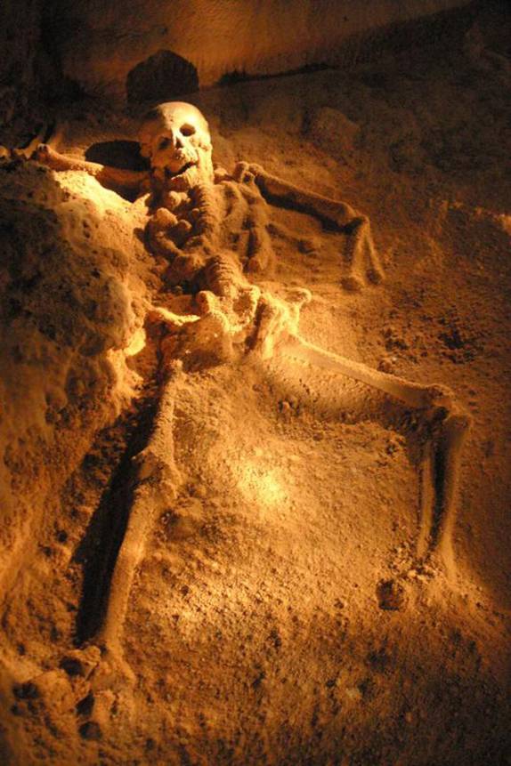 Esqueleto de mulher sacrificada na ATM Cave, na região de San Ignacio, em Belize (foto da internet)